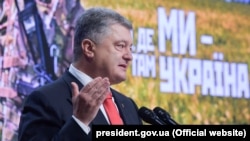 Порошенко: це готовність номер один знову взяти до рук зброю, взяти її вміло, професійно, із високим рівнем підготовки