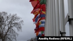 Zastave ispred Parlamentarne skupštine Saveta Evrope u Strazburu, 2020. godina