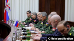 Yevgeny Prigozhin (sağdan ikinci) Shoigu və Haftar arasında keçirilən rəsmi danışıqda