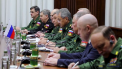 Yevgeny Prigozhin Rusiya Müdafiə Nazirliyində qiyamçı Liviya generalı Həftarla keçirilən danışıqlarda iştirak edirdi at the meeting with Russian MOD Sergey Shoigu and Libyan Haftar