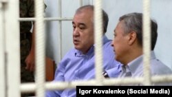 Оппозициячыл саясатчылар Өмүрбек Текебаев менен Дүйшөнкул Чотонов сот отурумунда. 11.8.17.