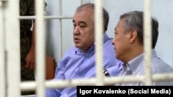 Омурбек Текебаев и Дуйшенкул Чотонов в суде. 11 августа 2017 года.