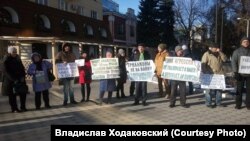 Участники митинга против участия России в войне в Сирии