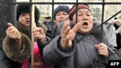 Сторонники арестованных депутатов "Ата-Журта", Бишкек, 25 января 2013 года.