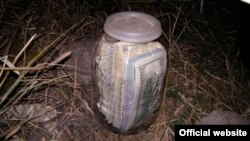 Судья Днепровского районного суда Киева Николай Чаус хранил взятку в 150 тысяч долларов в обычной стеклянной банке.