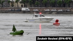 Поліцейський човен бере участь у пошуковій операції, Будапешт, Угорщина, 30 травня 2019 року