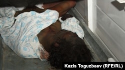 Обожженный труп, найденный после волнений в одном из магазинов города Жанаозен. 18 декабря 2011 года.