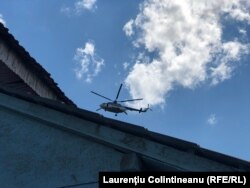 Un elicopter al MAI survolează cartierul Barbu Lăutaru din Blaj.