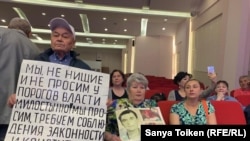 Протестующие в центральном офисе партии «Нур Отан». Нур-Султан, 4 июня 2019 года.