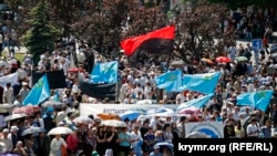 Разнообразие флагов и символики на митинге в годовщину депортации крымскотатарского народа 18 мая 2008 года