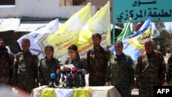 Командири «Сирійських демократичних сил» на імпровізованій прес-конференції в місті Табка, 12 травня 2017 року