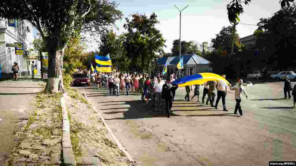 Saba Geniçeskte Ukraina bayraqları ile yürüş yapıldı