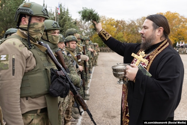 Священник РПЦ благословляє бійців кримського військового формування «БАРС-Крим» на війну Росії проти України, жовтень 2025 року