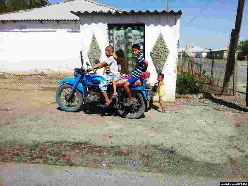 Motosiklete höwesli çagalar