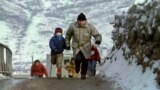 Otac i sin pokušavaju da izbegnu snajpersku paljbu, Sarajevo 4. januar 1993.