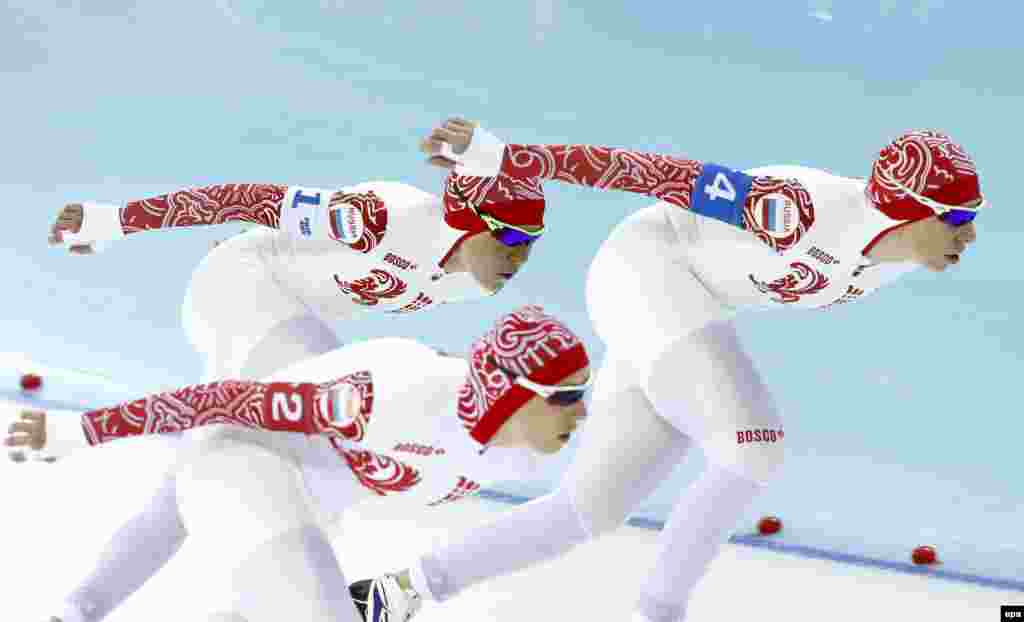 Russia&#39;s bronze medalists (left to right) Olga Graf, Yuliya Skokova, and Yekaterina Lobysheva in action against Japan during the women&#39;s speed skating team pursuit final. (epa/Vincent Jannink)