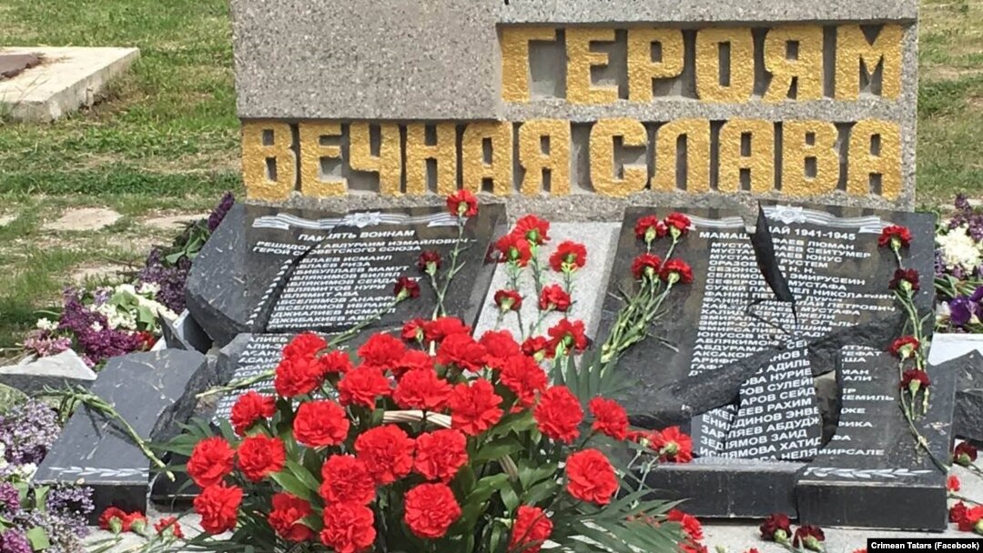 Разбитые плиты памятника в Орловке, Севастополь