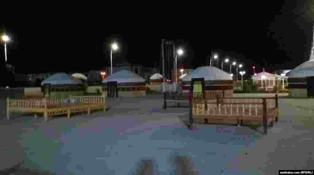 Aşgabatda köpçülikleýin çäreler üçin ak öýler dikilýär.