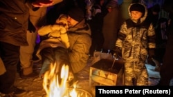 Украина, Киев. Сыртта от жагып жылынгандар 