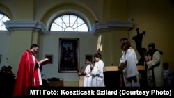 Antal András diakónus vasárnapi liturgián. Fotó: MTI