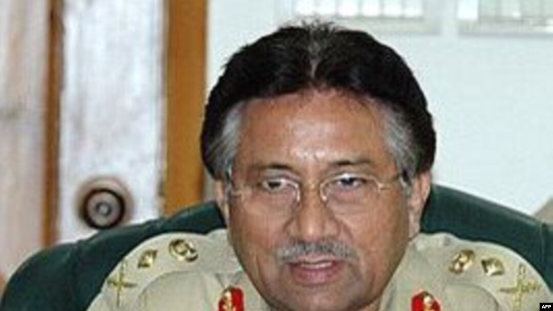 شماری از تحليلگران، «انعطاف پرويز مشرف در برابر احزاب مخالف» را ناشی از تهديد گروه های بنيادگرای اسلامی می دانند
