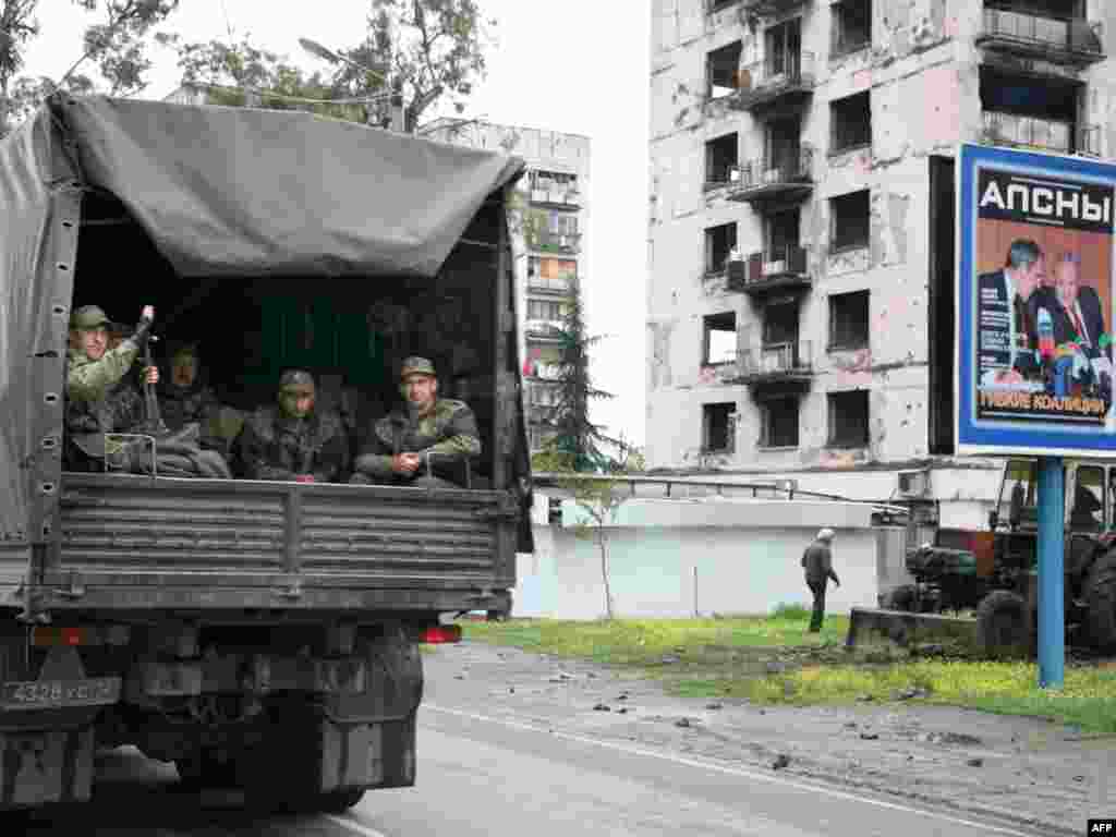 Российские пограничники прибывают в Сухуми