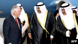 Rex Tillerson gjatë takimit me zyrtarët e lartë të Kuvajtit