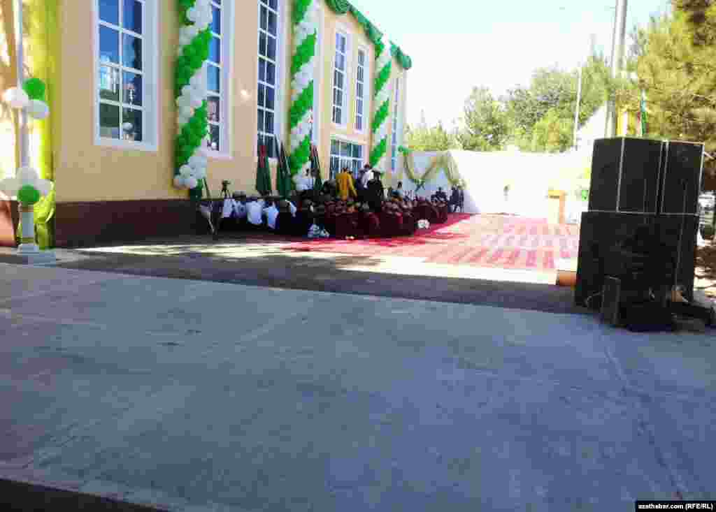 Çäreden ýadap oturan ýaşlar