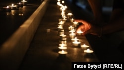 Ndizen qirinj për të nderuar viktimat e aksidentit në Kroaci 