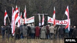 Акцыя каля крыжа ў Лошыцы, архіўнае фота