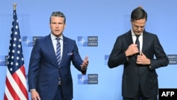 Secretarul american al Apărării, Pete Hegseth (stânga), și secretarul general al NATO, Mark Rutte, la sediul NATO înaintea summitului miniștrilor apărării. Bruxelles, 15 octombrie 2025.