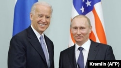 Vlagyimir Putyin orosz miniszterelnök és Joe Biden amerikai alelnök moszkvai találkozójukon 2011. március 10-én