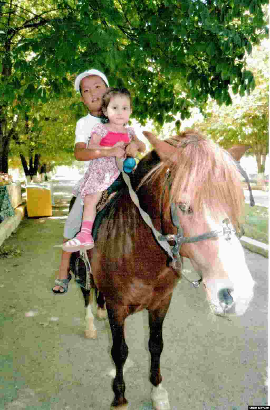 Айбар с сестрой Каусар. Шымкент. Прислал Айболат Торемуратов