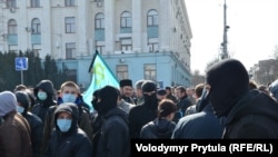 Футбольные фаны ФК «Таврия» на митинге крымских татар в память об убитом российскими большевиками в 1918 году муфтии Крыма Номане Челебиджихане. 23 февраля 2014 г., Симферополь, Крым, Украина