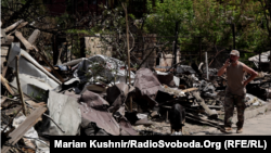Жителі Капітанівки поруч зі своїми зруйнованими внаслідок російської атаки будинками. 26 липня 2026 року