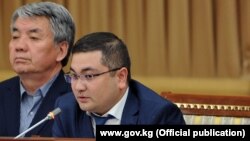 Урат Ахметов сүйлөп жатат. 