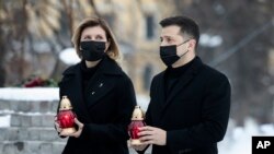 Ուկրաինայի առաջին տիկին Օլենա Զելենսկայան և նախագահ Վլադիմիր Զելենսկին հարգանքի տուրք են մատուցում 2014 թվականի բողոքի ակցիաների ընթացքում զոհվածների հիշատակին, Կիև, 20 փետրվարի, 2021թ.
