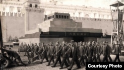 Un afiș protestatar de Valentin Pzdniakov (de la o expoziție organizată de snob.ru împreună cu Marat și Iulia Gelman)