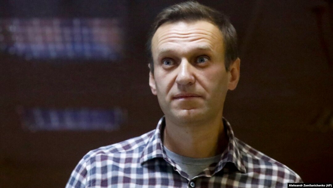 De luni, Alexei Navalnîi are un semn deasupra patului din închisoare și o dungă pe pantalon care indică faptul că este terorist