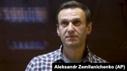 De luni, Alexei Navalnîi are un semn deasupra patului din închisoare și o dungă pe pantalon care indică faptul că este terorist