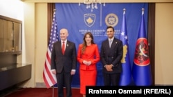 U.d. e presidentit të Kosovës, Albulena Haxhiu, dhe kongresistët amerikanë Keith Self dhe Suhas Subramanyam.