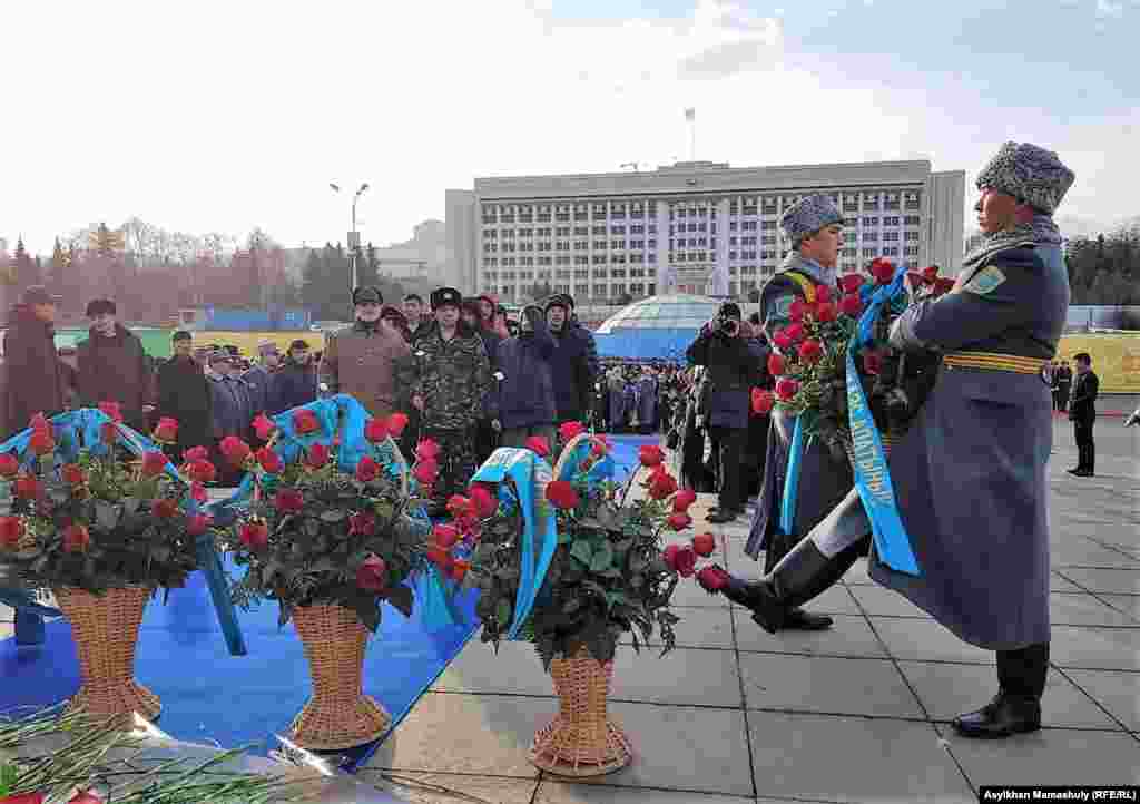 Тәуелсіздік ескерткішіне гүл қою рәсімі. Алматы, 16 желтоқсан 2018 жыл.