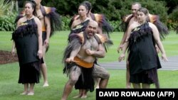 Un grup de maori din Noua Zeelandă. Comunitatea lor este printre cele care protestează împotriva filmului «Avatar 2» pentru „apropriere culturală" și reprezentarea grosolană a tatuajelor tradiționale maori. 