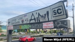 Studenti u blokadi dele građanima nalepnice sa natpisom "Studenti pobeđuju"