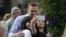 Udhëheqësi i opozitës, Aleksei Navalny, dhe mbështetës të tij.