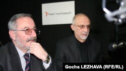 პარლამენტის საფინანსო-საბიუჯეტო კომიტეტის თავმჯდომარის მოადგილე გურამ ჩახვაძე და სოციალური ეკონომიკის ექსპერტი ოთარ ხუფენია