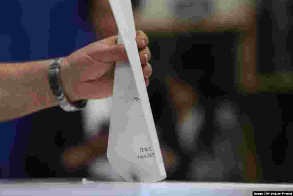 Pe 4 mai 2025, în România sunt alegeri prezidențiale. Sunt 11 candidați, dintre care patru sunt independenți. Votul în diaspora a început de vineri. Secțiile de vot din România și din străinătate se închid duminică, la 21:00 ora României.