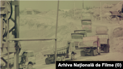 Camioane pe șantierul de la Canalul Dunăre-Marea Neagră.