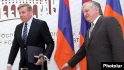 Armenia - Foreign Minister Edward Nalbandian (R) and his Lithunian counterpart Audronius Azubalis arrive at a joint news conference in Yerevan, 5Apr2012.