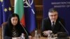Съпругата на загиналия подполковник Валентин Терзиев - Димитрина Попова и министърът на отбраната Георги Панайотов